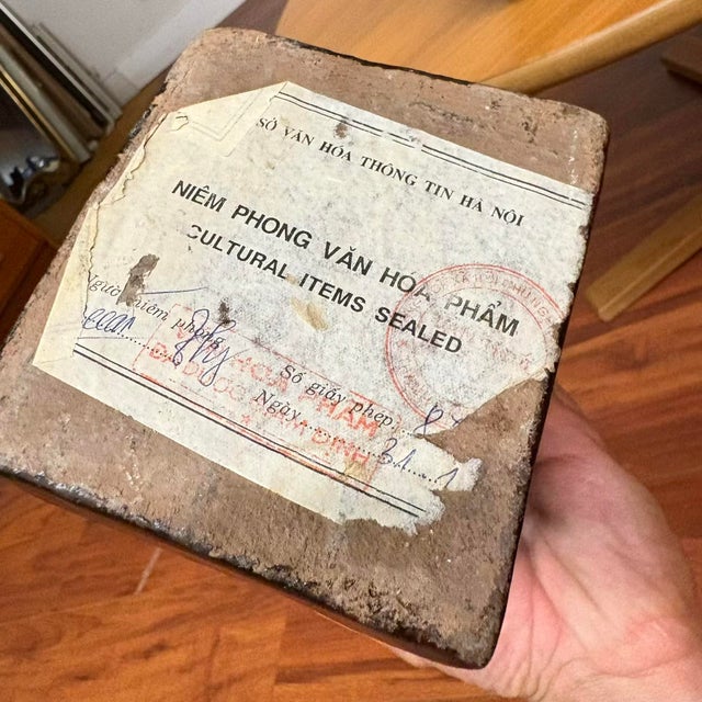 Vintage Vietnamese Cultural Figurines – Pair of Hand-Painted Statues From Hanoi For Sale - Image 10 of 11