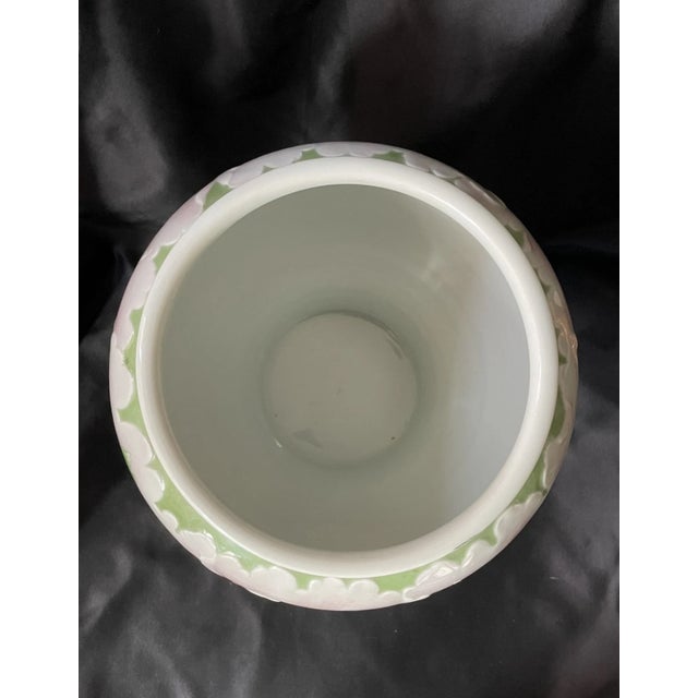 Exceptional Japanese Porcelain Vase – Hand-Painted Peonies – Marked Makuzu Kozan (Miyagawa Kozan) For Sale - Image 4 of 5