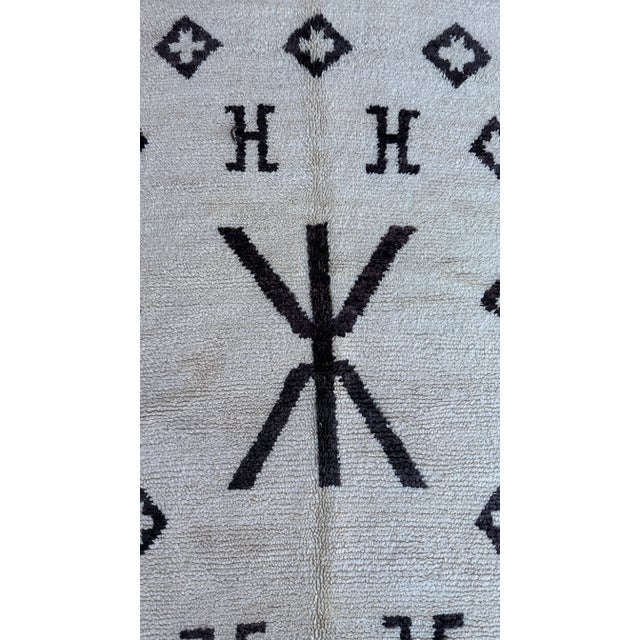 Antique White 1980s Moroccan Beni Ourain Rug - 5'1" X 9'6" For Sale - Image 8 of 9