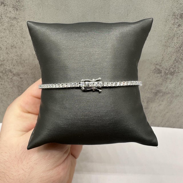 Contemporary Natural Diamond Tennis Bracelet in 14kt White Gold – 2.5ctw, 7.5in, New For Sale - Image 3 of 4