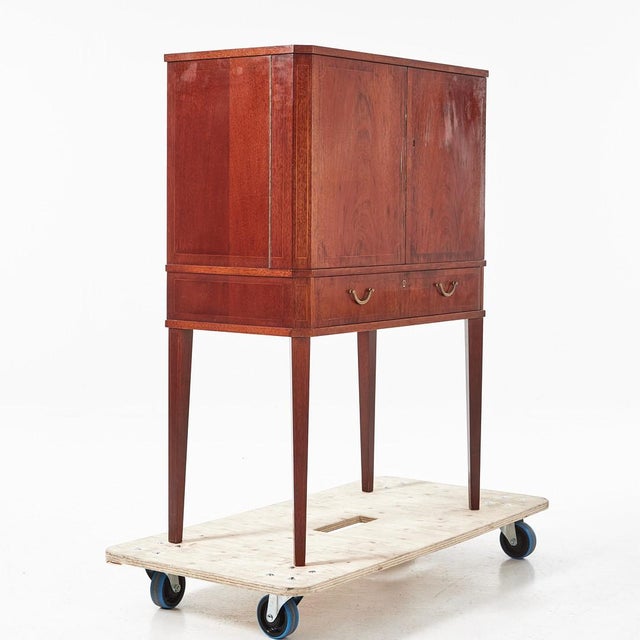 Bar cabinet / Dry bar `London´designed and manufactured in Sweden 1945-1955 by Förenade Möbler. Inside original mirrors...