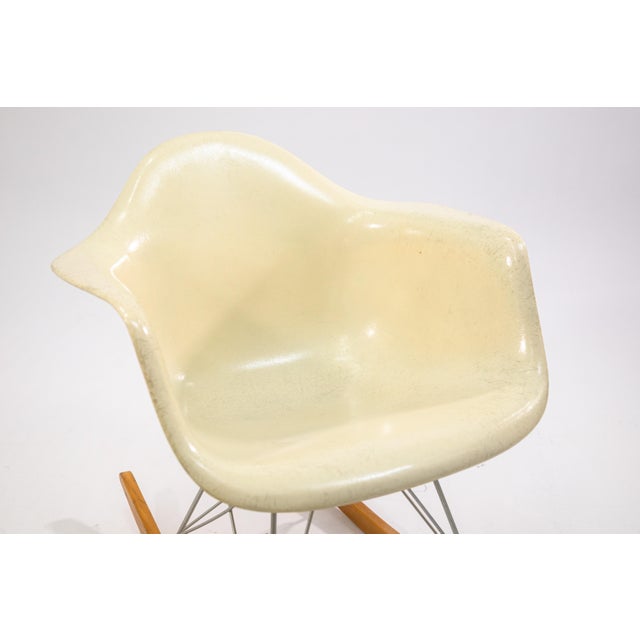 Vintage Charles & Ray Eames for Herman Miller Rar Fiberglass Shell Rocking Chair For Sale In Detroit - Image 6 of 9