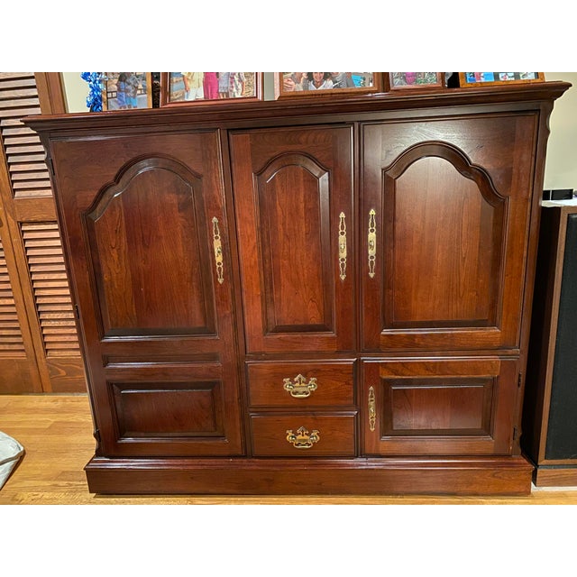 Pennsylvania House Cherry Wood Entertainment Cabinet Excellent Condition Late 20th Century For Sale In Philadelphia - Image 6 of 8