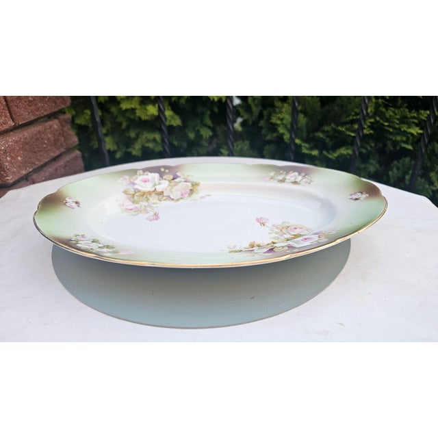 Pre-war porcelain serving platter with a rose pattern, dimensions: height 5 cm, width 41.5 cm, depth 28.2 cm.