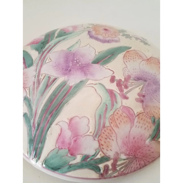 Ceramic Vintage 1960s Blank Macau Empire Collection Hand Painted Porcelain Chinese Export Covered Decorative Bowl For Sale - Image 7 of 9