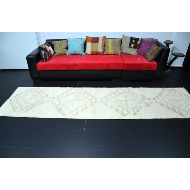Turkish 1960s Vintage Turkish Herki Handmade White Runner For Sale - Image 3 of 11