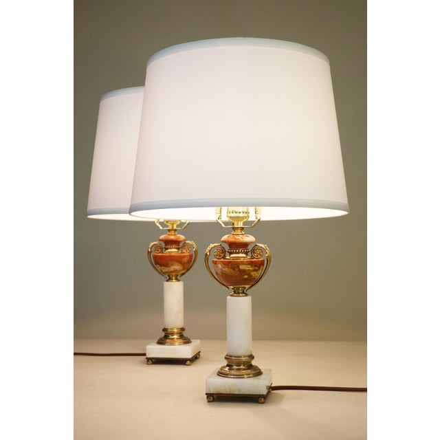 1930s French Depose Art Deco Neoclassic White/Salmon Onyx Marble Column & Urn Bronze Table Lamps - a Pair For Sale - Image 4 of 13