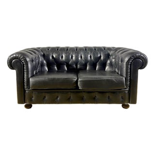 Chesterfield Club Sofa in Black Leather with Wooden Legs, 1960s For Sale