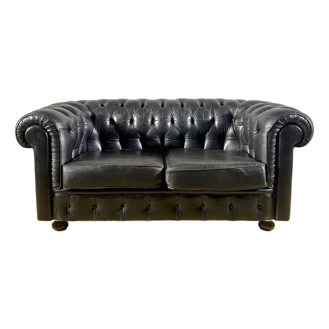 Chesterfield Club Sofa in Black Leather with Wooden Legs, 1960s For Sale