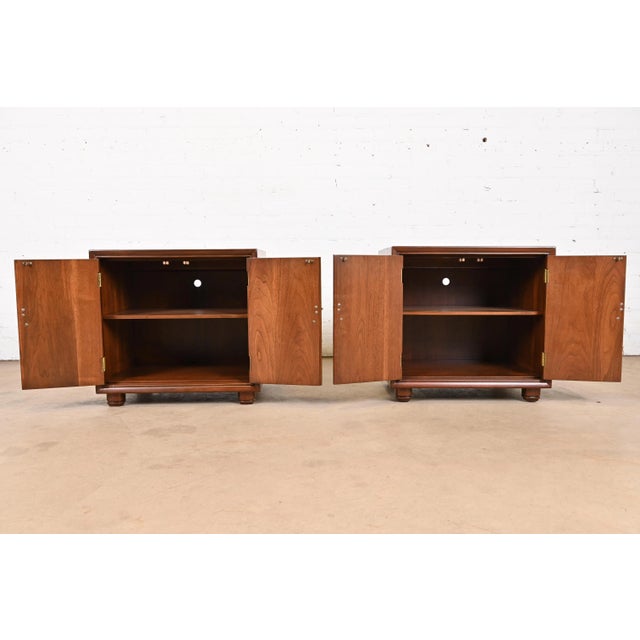 Mid-Century Hollywood Regency Chinoiserie Walnut Bedside Chests Attributed to Henredon, Newly Refinished For Sale In South Bend - Image 6 of 12