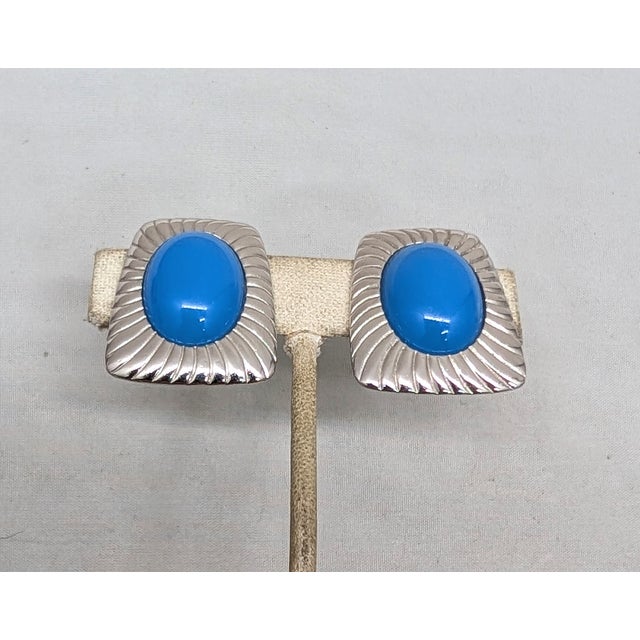 Trifari Vintage 1980s Signed Trifari Ribbed Rhodium Plated Blue Cabochon Rhinestone Clip Earrings-2 Pieces For Sale - Image 4 of 7