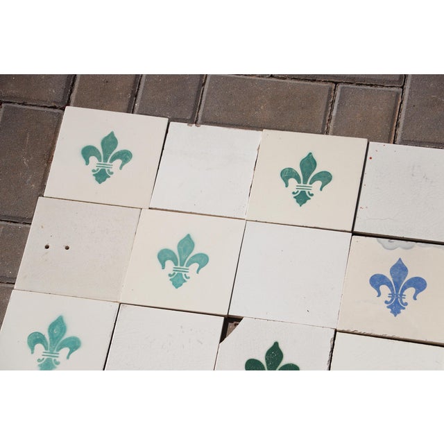 1900s Portuguese Large Antique Fleur-De-Lis & Plain White Tiles Set of 77 For Sale - Image 6 of 18