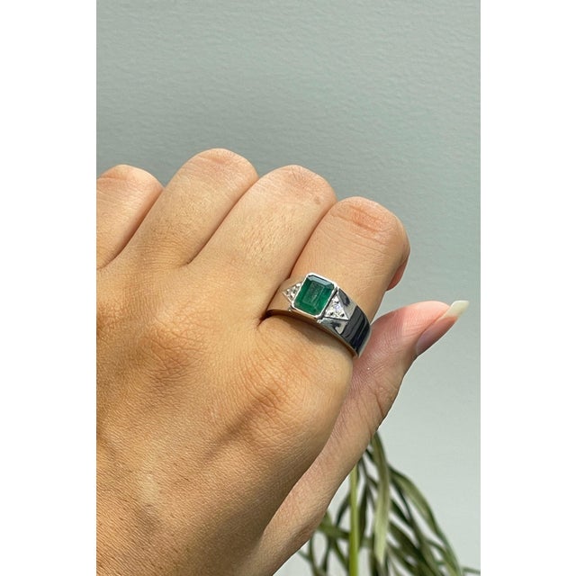 Mid Century Style Bezel Set 2.74 Ct Natural Emerald & Diamond Unisex Signet Ring Size 8 For Sale - Image 4 of 15