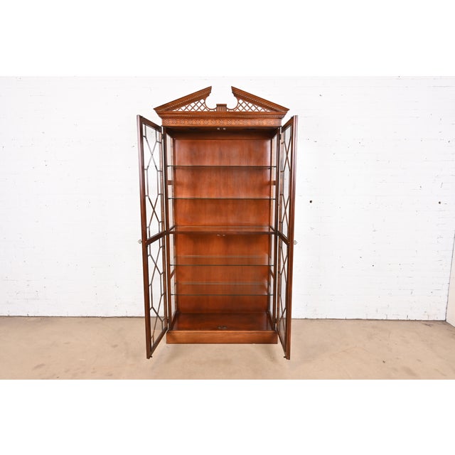 1980s Baker Furniture Georgian Carved Mahogany Lighted Breakfront Bookcase or Display Cabinet For Sale - Image 5 of 12