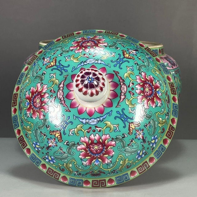 Chinoiserie Famille Rose Enamel Lidded Porcelain Ginger Jar, Turquoise‑Ground Intertwining Floral Motif Storage Vessel **** For Sale In Los Angeles - Image 6 of 9