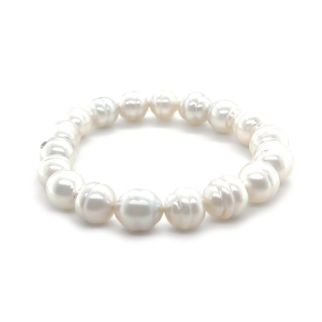 A timeless Paspaley strand bracelet featuring Australian South Sea circle pearls, elegantly complemented by a diamond-set...