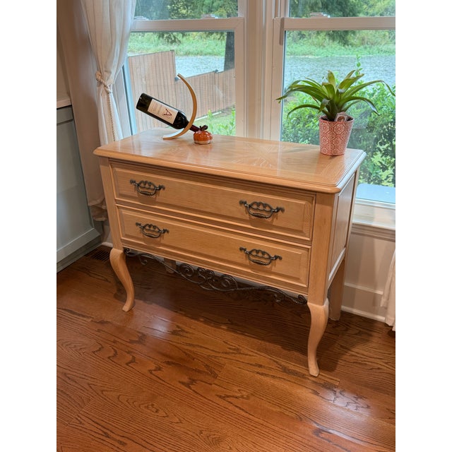 French Provincial Late 20th Century Thomasville French Country Console With Patterned Wood Top & Iron Scrollwork For Sale - Image 3 of 7