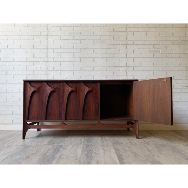 Broyhill Brasilia 1960s Broyhill Brasilia Rosewood Credenza MCM For Sale - Image 4 of 10