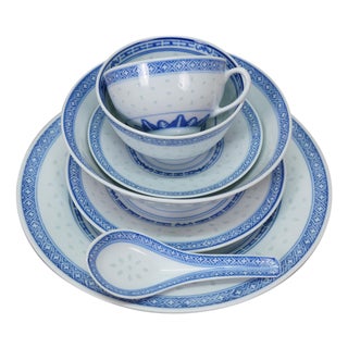 Mid 20th Century Tienshan Chinese Chinoiserie Blue White Rice Grain Dinner Service - 55pcs For Sale