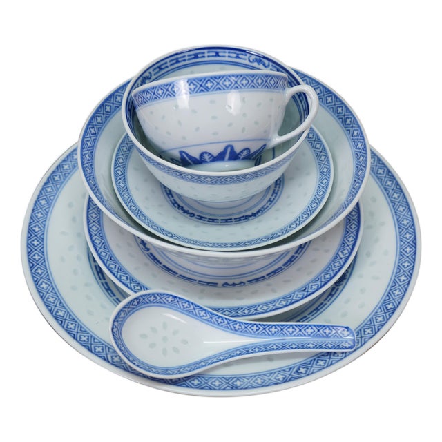 Mid 20th Century Tienshan Chinese Chinoiserie Blue White Rice Grain Dinner Service - 55pcs For Sale