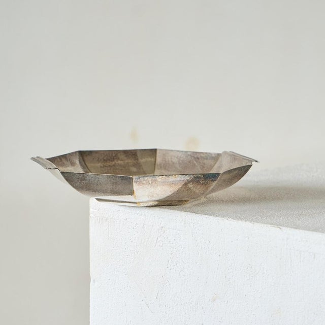 1920s Art Deco Octagonal Bowl in Hand-Hammered and Silver-Plated Brass, 1930s For Sale - Image 5 of 11