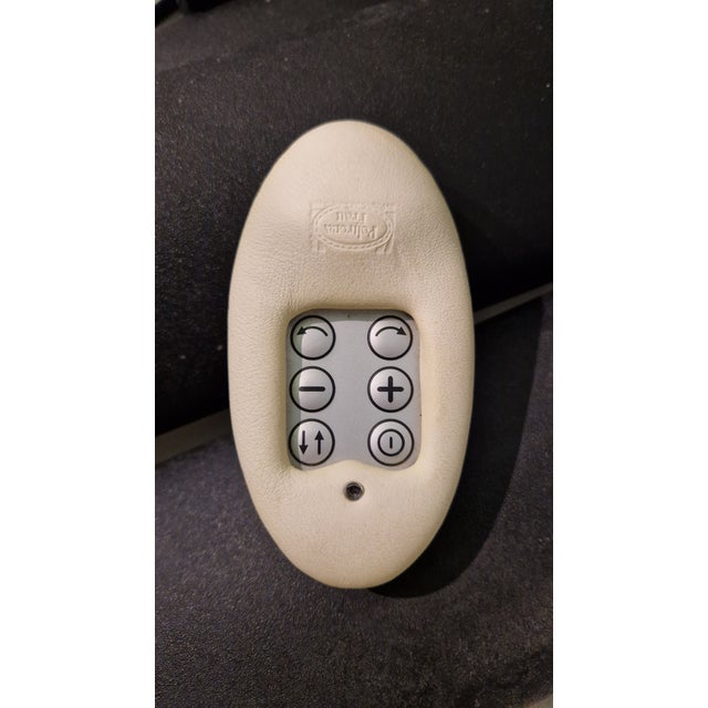 2000 - 2009 Model Larus Massaging Chaise Longue in White Leather from Poltrona Frau, 2000 For Sale - Image 5 of 10