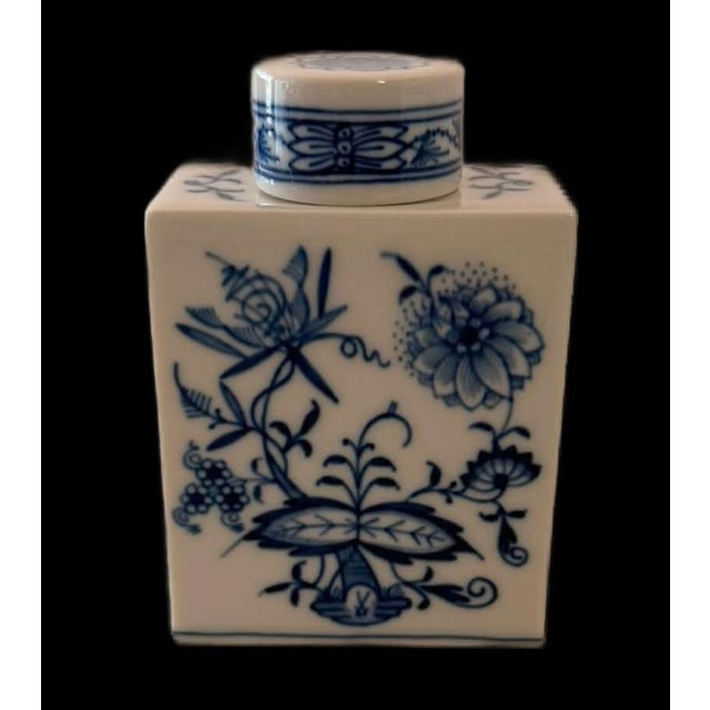 Onion Pattern Tea Caddy from Meissen Porcelain, 1980s For Sale - Image 4 of 4