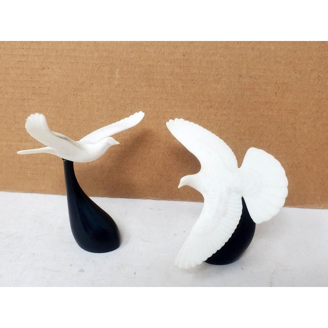 1990s Vintage - Pair of John Perry Seagulls in Flight Figurines - Black Base - White Matte Pellucida For Sale - Image 5 of 15