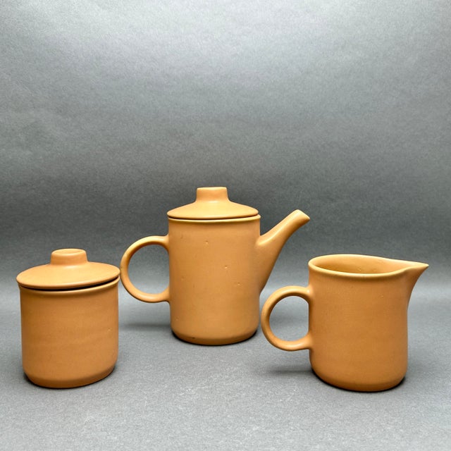 Vintage Nerina Louveira Brazil Terracotta Ceramic Demitasse Set With Coffee Pot, Covered Sugar, Creamer, 6 Cups/Saucers- 17 Pieces For Sale - Image 4 of 10