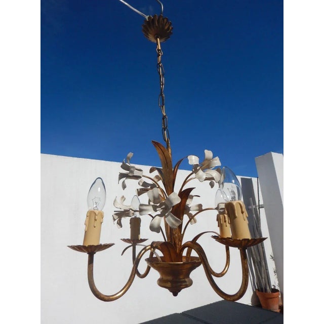 A stunning mid century modern Gilt Tole Peinte Chandelier floral decor. Gilt pot/ base. - Original - 1950's