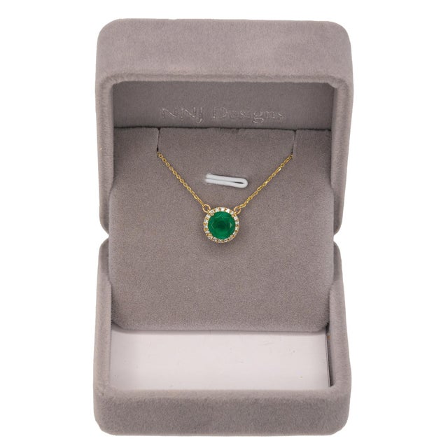 Modern 1.8Ct Zambian Emerald Necklace With Natural Diamond Accents: Solid 14k Gold, 8mm For Sale - Image 3 of 9