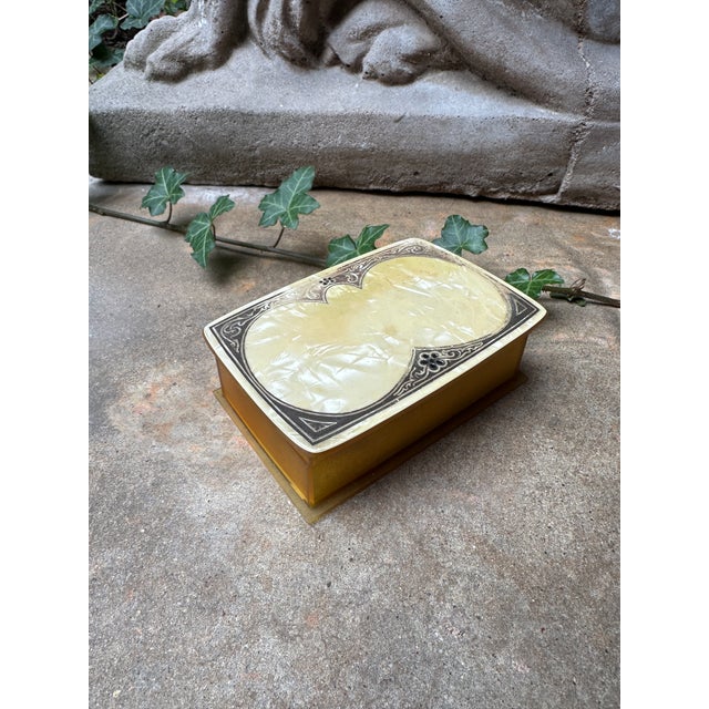 1930s Art Deco Butterscotch Bakelite Hinged Box With Marbled Lid For Sale In Houston - Image 6 of 7