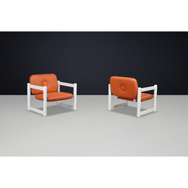 Italian Low Lounge Chairs in White Wood & Cognac Skai, 1970s, Set of 2 For Sale - Image 4 of 9