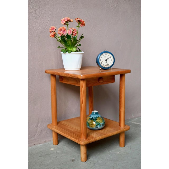 Minimalist and made entirely of pine, this small bedside table is charming. with its rounded shape in the Scandinavian...