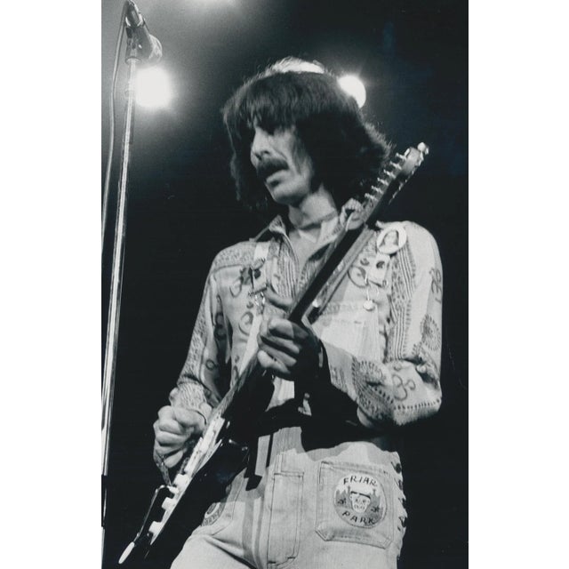 Henry Grossman, George Harrison on Stage, Black and White Photograph, 25,5 X 20,6 Cm 1970 For Sale - Image 4 of 4