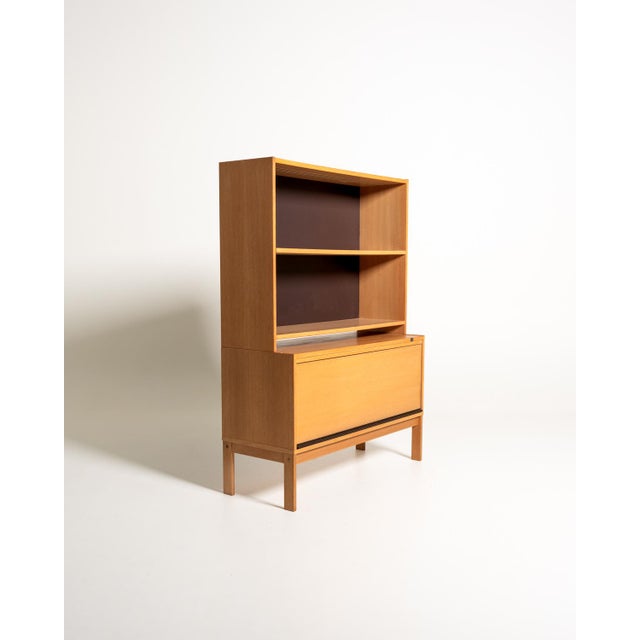 Oak bookcase with adjustable shelf and lower compartment closed by a vertical shutter, complete with a pull-out module...