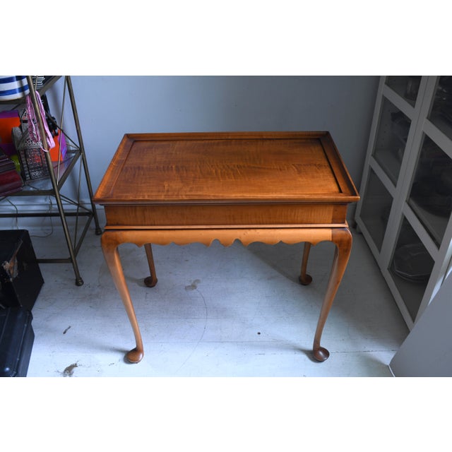 Wood 1990s Vintage Eldred Wheeler Tiger Maple Tea Table Scalloped Skirt Queen Anne Legs Colonial Reproduction For Sale - Image 7 of 11