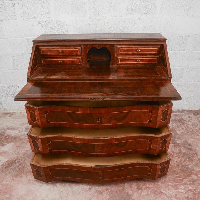 This collectible desk dating back to the early 19th century stands out for its curved lines and the understated charm...