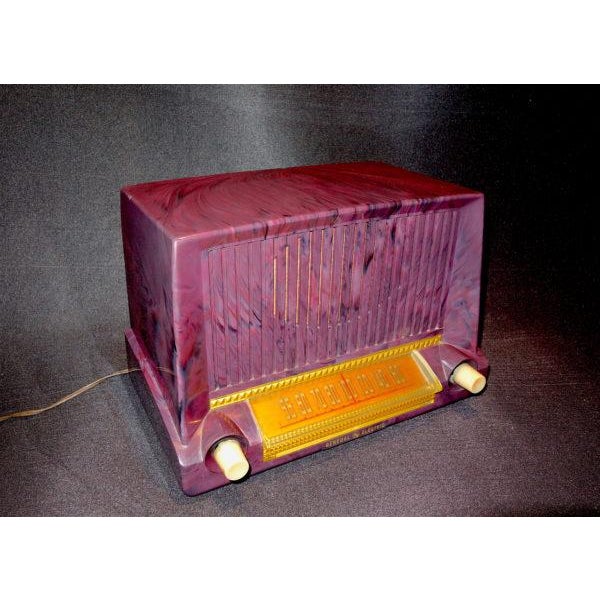 Mid 20th Century Ge Mid Century Plum and Gold Bakelite Radio For Sale - Image 5 of 9