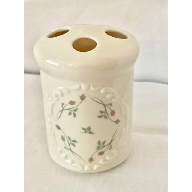 Late 20th Century Lenox Rose Manor Porcelain Toothbrush Holder Cream Ivory Pink Floral Excellent Condition For Sale In Denver - Image 6 of 12