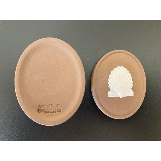 Wedgwood Mid 20th Century Scalloped Sea Shell Design Wedgwood Jasperware Sand Brown English Oval Jewelry Box For Sale - Image 4 of 18