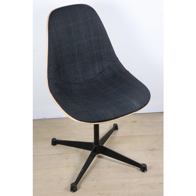 An icon of 20th-century design, this Eames chair, produced by Herman Miller, is presented here in a particularly rare and...