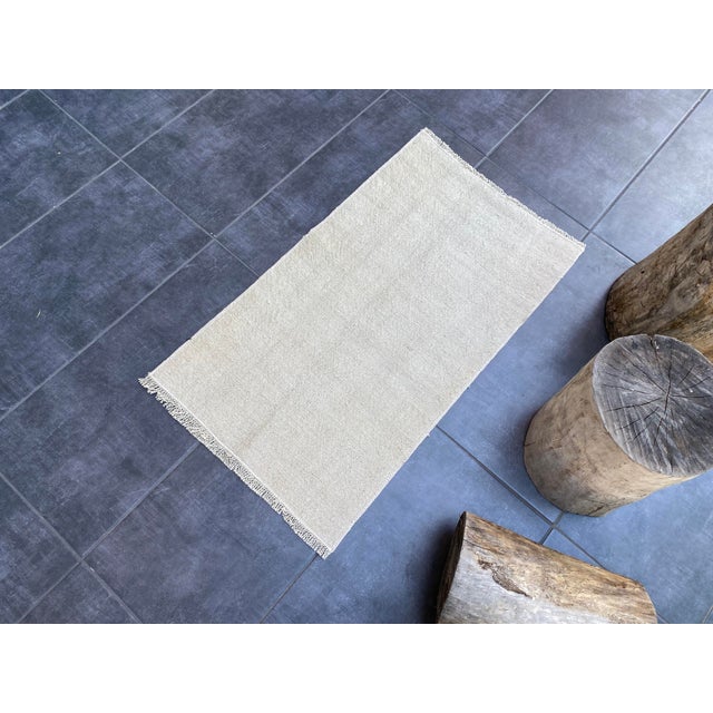 1950s White Plain Vintage Turkish Kilim Rug For Sale - Image 5 of 6