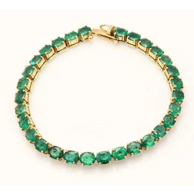 This is part of Chairish’s Fine Jewelry assortment. Green Emerald Tennis Bracelet in 14K Gold. It has a perfect oval cut...