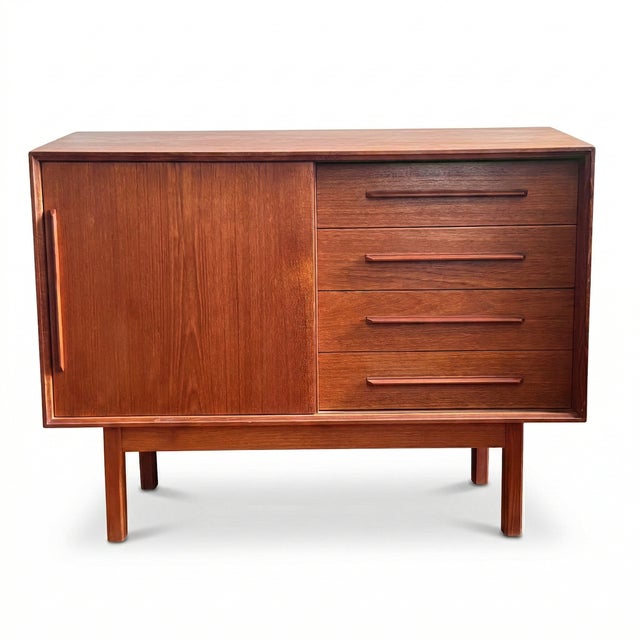 1970s Scandinavian Modern Teak Credenza / Cabinet For Sale - Image 4 of 10