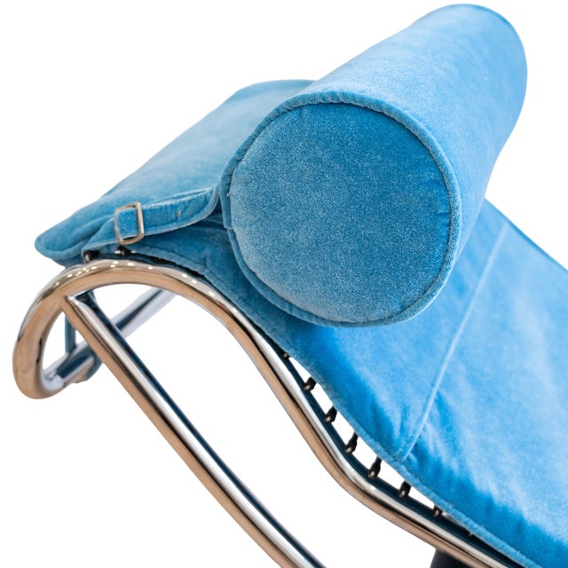 Mid-Century Modern Vintage Le Corbusier Chaise in Blue Mohair Cushion For Sale - Image 3 of 3