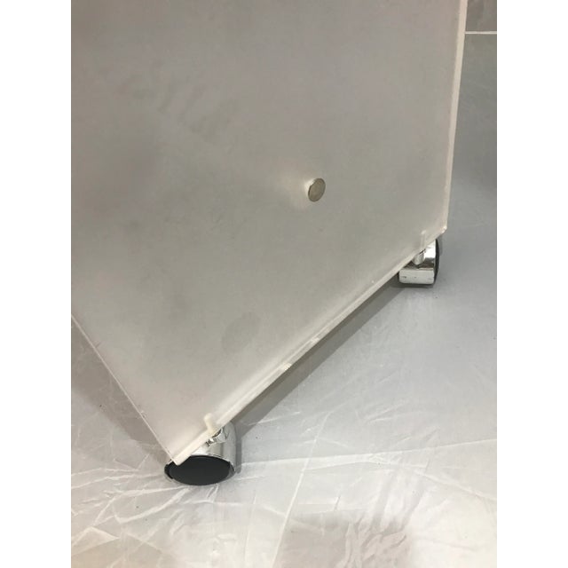 Hill Manufacturing Co. 1970s Vintage Hill Manufacture Lucite Vanity Bench Stool For Sale - Image 4 of 7