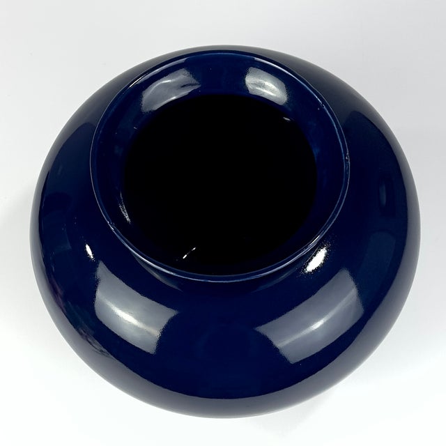 1980s Extra Large Ink Blue Ceramic Vase by Haeger No. 4313. Made in Usa For Sale - Image 5 of 9