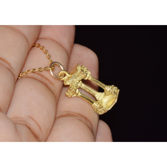Early 21st Century Italian 18k Solid Gold Roman Column Ruins - Temple of Apollo Charm Pendant For Sale - Image 5 of 9