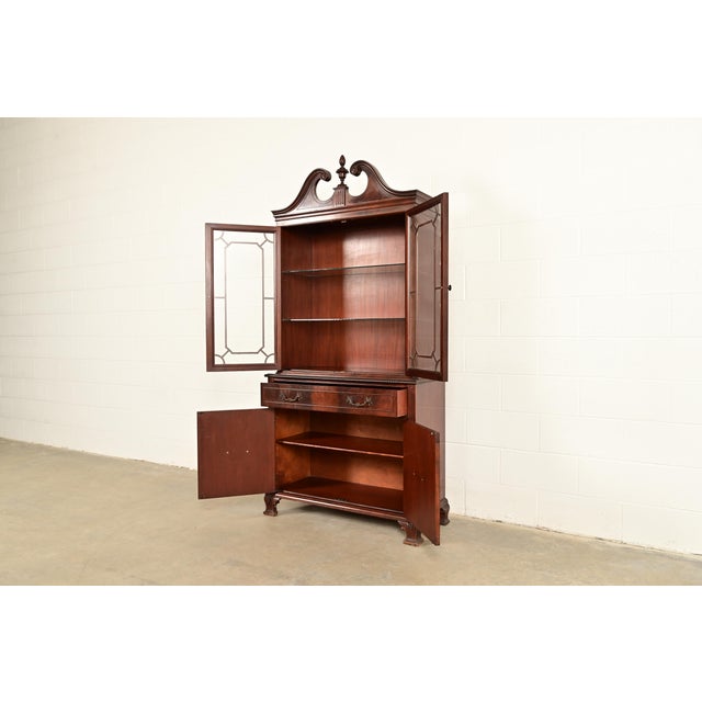 Baker Furniture Style Georgian Carved Flame Mahogany Lighted Breakfront Bookcase Cabinet, Circa 1940s For Sale In South Bend - Image 6 of 15